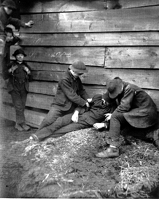 Jacob A. Riis (Richard Hoe Lawrence), A Growler Gang in Session (Robbing a Lush), 1887